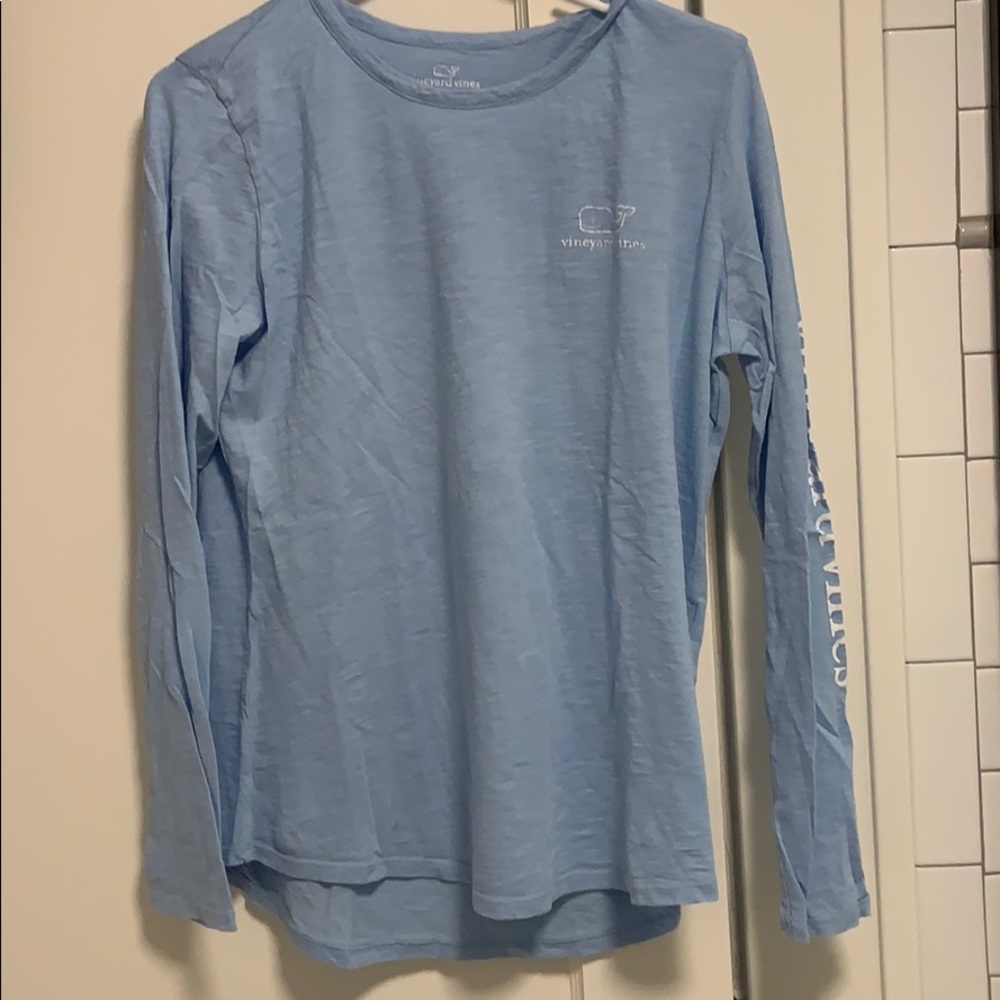 light blue vineyard vines tee